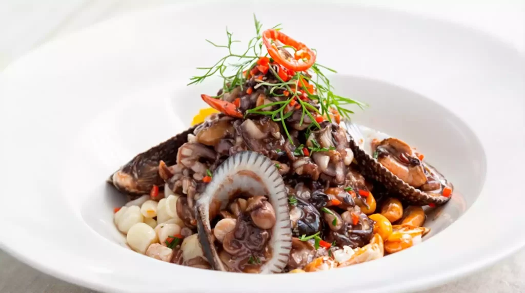 Ceviche de Conchas Negras: Plato vibrante con conchas negras marinadas