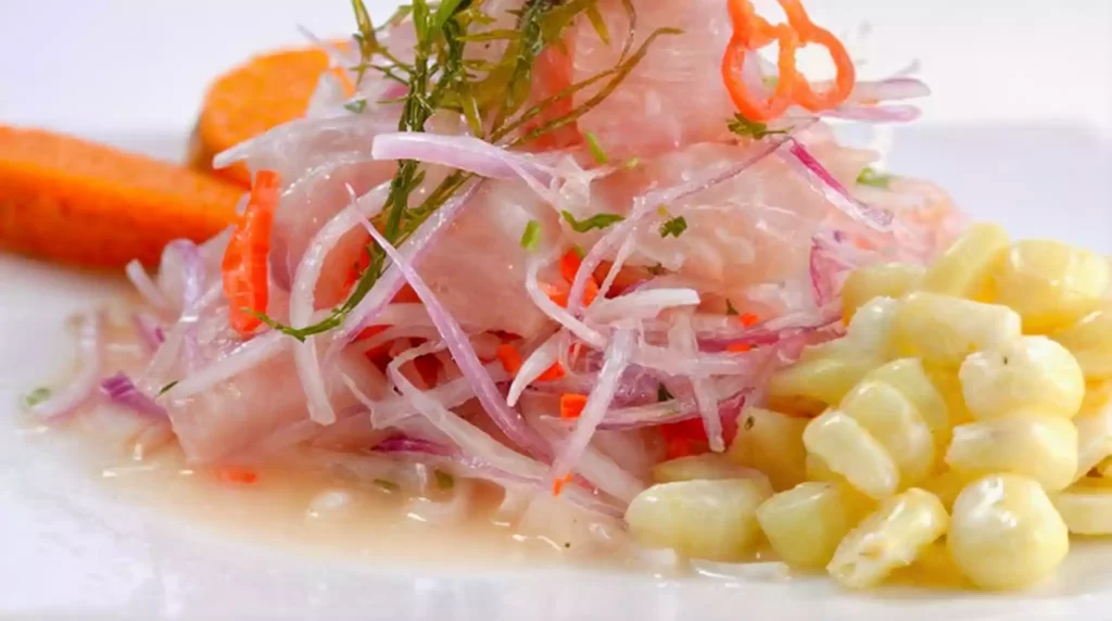 Ceviche de Lenguado: Plato elegante con lenguado fresco marinado