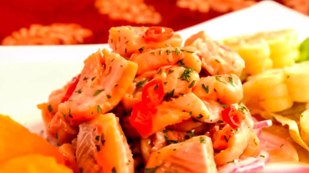 Ceviche de Trucha: Plato fresco con trucha marinada