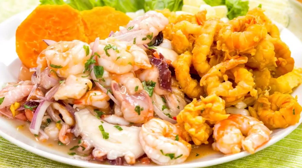 Ceviche Mixto: Plato colorido con conchas negras, pota y lenguado marinados